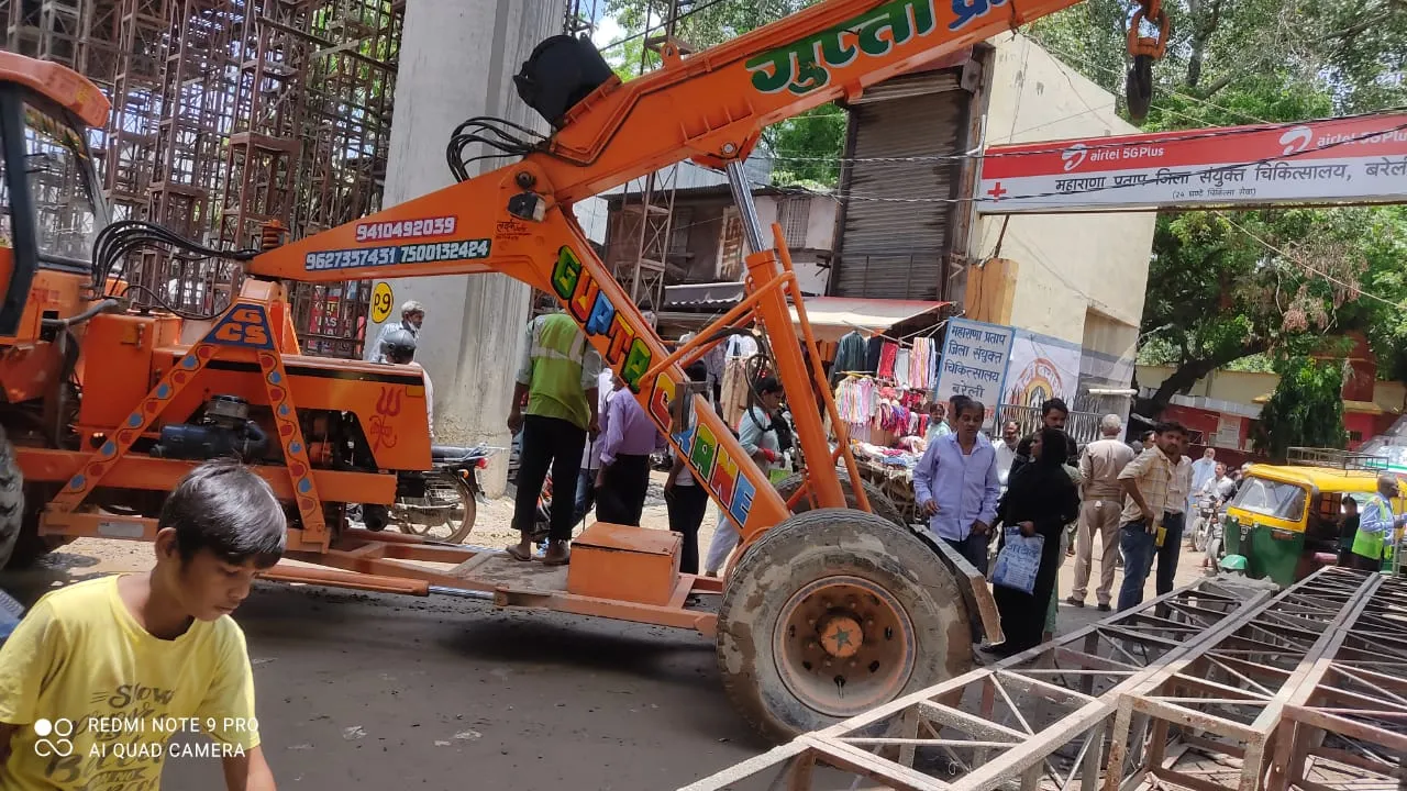 बरेली: जिला अस्पताल के मुख्य प्रवेश द्वार पर खड़ी कर दी क्रेन, बीच रास्ते में फंसे मरीज
