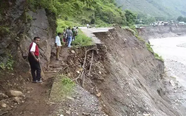 हल्द्वानी: कुमाऊं में बारिश में मलबा आने व भूस्खलन से 36 सड़कें बंद