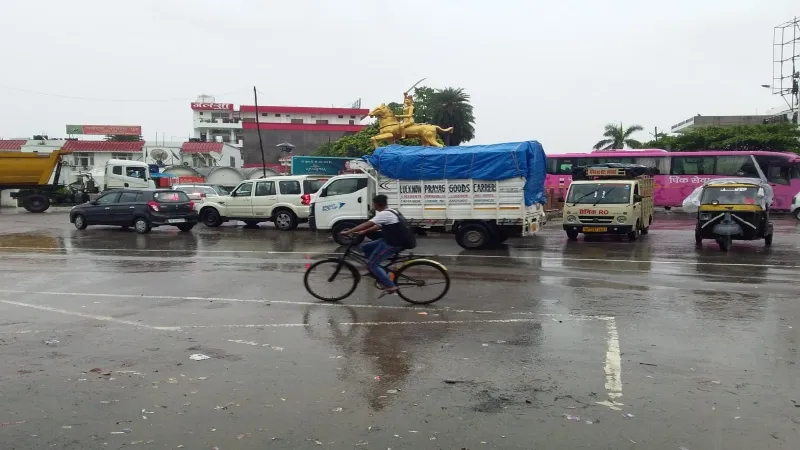 रायबरेली में सुबह से हो रही जोरदार बारिश, भीगते हुए स्कूल पहुंचे बच्चे  