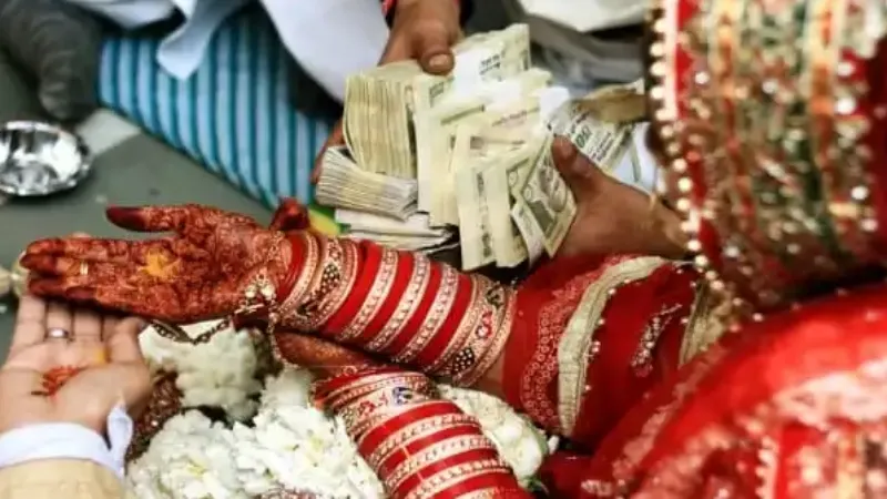 हरदोई : कपड़ा व्यवसायी ने कार और नकदी की मांग करते हुए बहू को भगाया