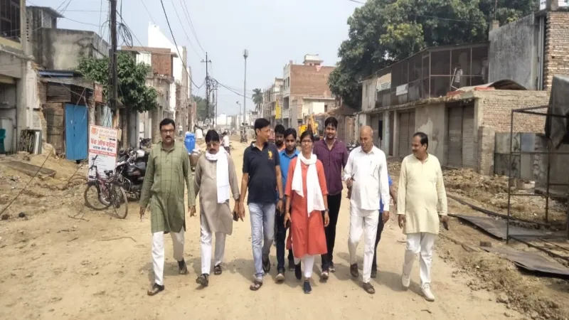 अयोध्या : रामपथ पर पदयात्रा कर सपा नेताओं ने देखा हाल, बोले - बुरी है स्थिति   