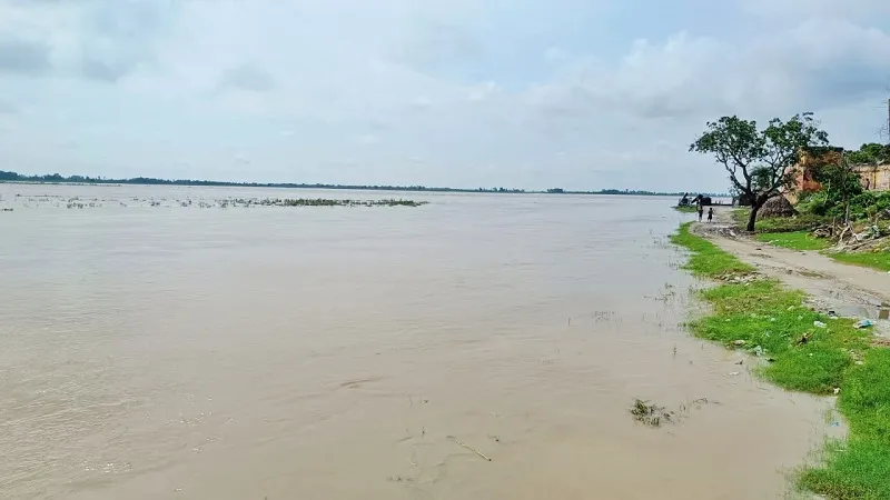 अमरोहा: खादर क्षेत्र में कम हुआ पानी, दुश्वारी बरकरार... बिजनौर बैराज से छोड़ा गया 65,000 क्यूसेक पानी