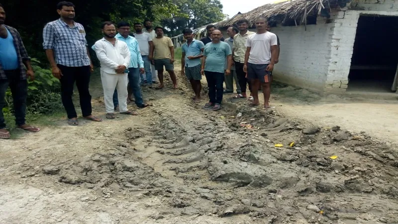 अयोध्या: विकास की राह देख रहे इमलिया गांव के बाशिंदे, पक्की सड़क न होने से प्रभावित हैं गांव के 12 मजरे