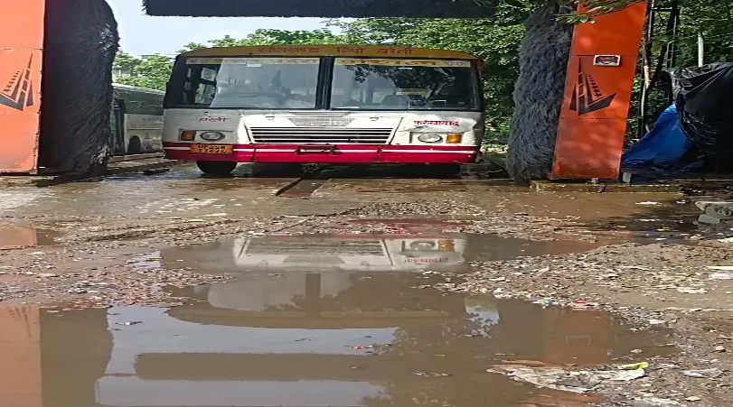 बरेली: कंपनी को ठेका, रोडवेज बस धो रहे चालक और परिचालक, जानिए पूरा मामला
