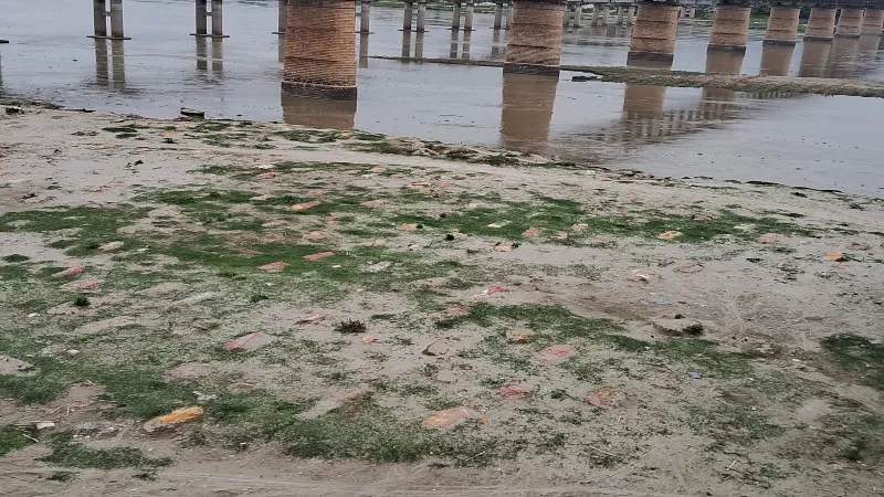 प्रयागराज में बाढ़ के बाद गंगा किनारे फिर दिखेगा शवों का भयावह मंजर