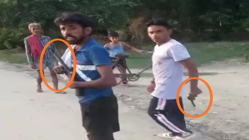 हरदोई में जमीनी रंजिश के चलते बीच गांव में लहराए गए तमंचे, Viral Video पर केस दर्ज   