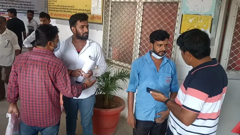 Bahraich News : पोस्टमार्टम को लेकर मेडिकल कॉलेज में हंगामा, स्वास्थ्य कर्मियों पर धारदार हथियार से हमला