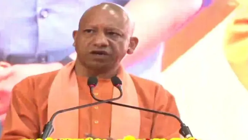 गोरखपुर में CM योगी ने दी लाभार्थियों को किस्त की सौगात, कहा - जनता गरीब तो समृद्ध नहीं हो सकता देश 