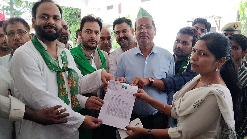 मुरादाबाद: एआईएमआईएम का मणिपुर की घटना के विरोध में प्रदर्शन, एडीएम सिटी को सौंपा ज्ञापन 
