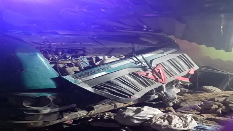 प्रतापगढ़ : घर में घुसा बेकाबू ट्रक, पिता पुत्री समेत तीन की मौत