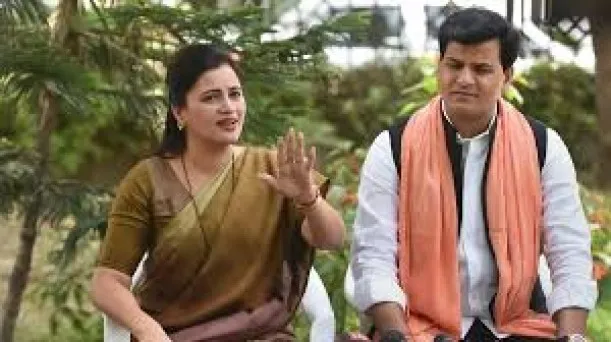 महाराष्ट्र: अमरावती में उद्धव ठाकरे समर्थकों ने सांसद नवनीत राणा और उनके पति के हटाए पोस्टर 