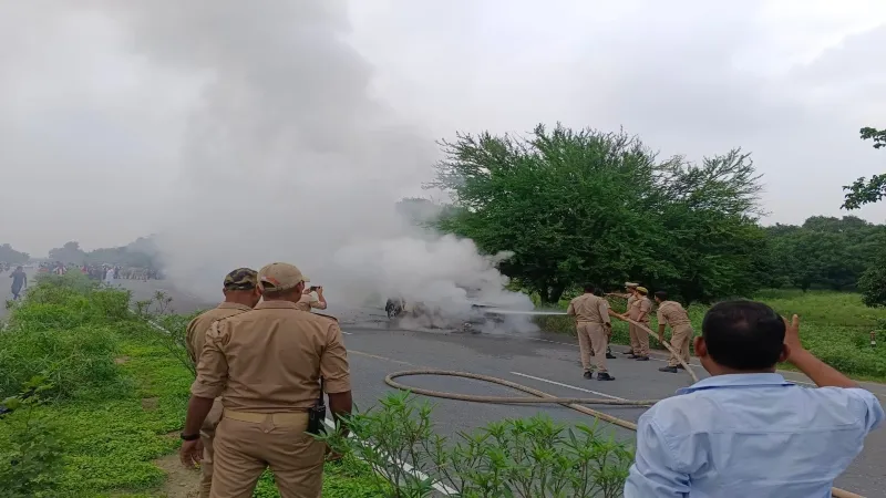 Video - हरदोई में बड़ा हादसा - कार और बाइक की भिड़ंत, वाहनों में लगी आग   