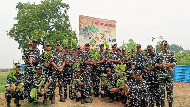 अयोध्या : सीआरपीएफ जवानों ने राजघाट पर किया पौधरोपण 