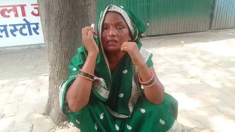 हरदोई में दिनदहाड़े लूट, ऑटो के अंदर महिला का दबाया मुंह - छीन ले गए कुंडल और मंगलसूत्र 