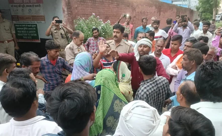 बरेली: ट्रक चालक की मौत से गुस्साए परिजन, कोल्ड ड्रिंक कंपनी के बाहर शव रखकर प्रदर्शन