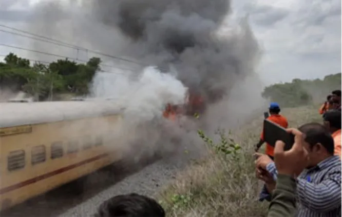 हैदराबाद: फलकनुमा एक्सप्रेस में लगी आग, तीन डिब्बे जलकर खाक
