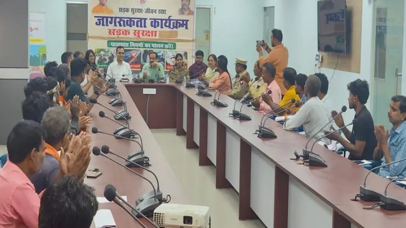 लखनऊ : सड़क सुरक्षा पखवाड़े के दूसरे दिन जागरूकता विषय पर बैठक का किया गया आयोजन