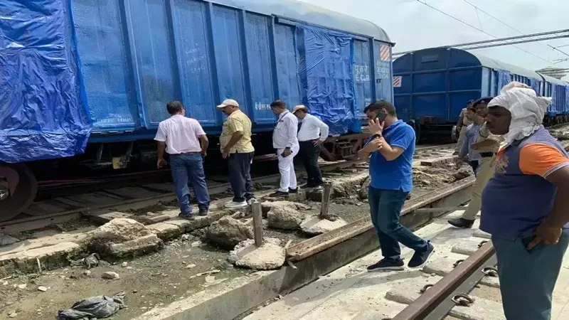 वाराणसी : कैंट स्टेशन पर डिरेल हुई मालगाड़ी, रेलवे महकमे में मचा हड़कंप