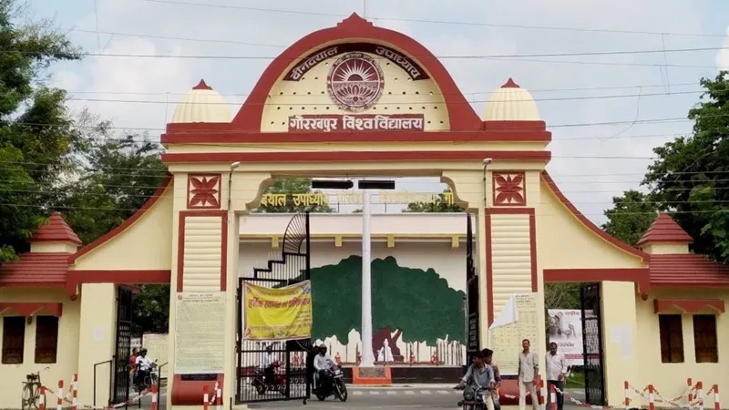 गोरखपुर : डीडीयू के कुलपति के साथ मारपीट के आरोपी 18 छात्र निष्कासित