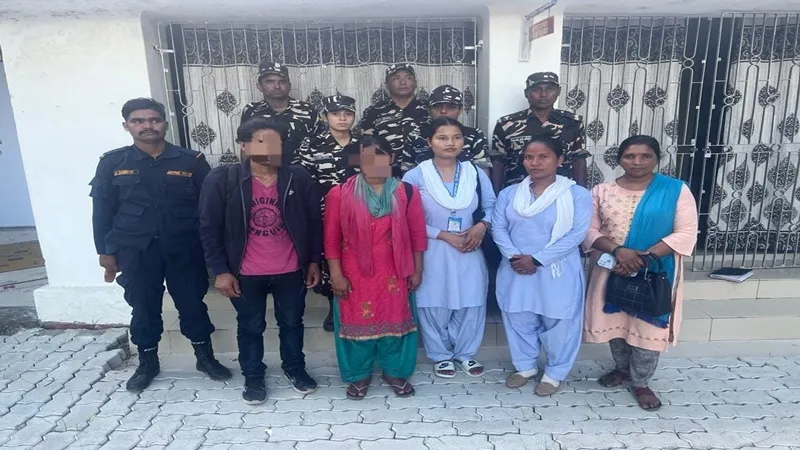 बहराइच : एसएसबी ने जांच के दौरान दो मानव तस्करों को पकड़कर नेपाल पुलिस को सौंपा