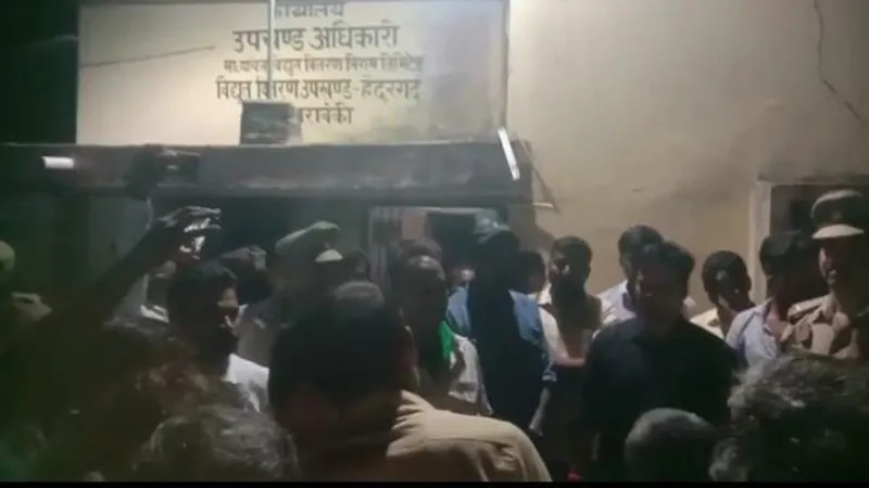 बाराबंकी : बिजली कटौती से नाराज़ भाकियू कार्यकर्ताओं ने पावर स्टेशन का किया घेराव