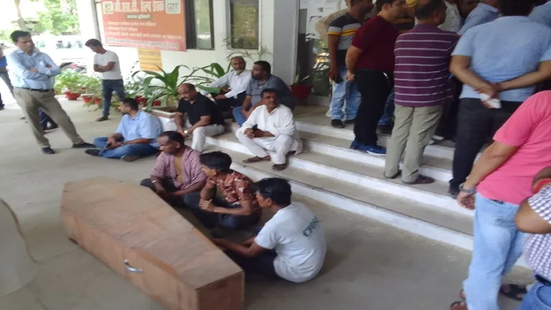 कानपुर : ट्रक चालक की मौत पर हंगामा, जीएसटी अफसरों पर मुकदमा