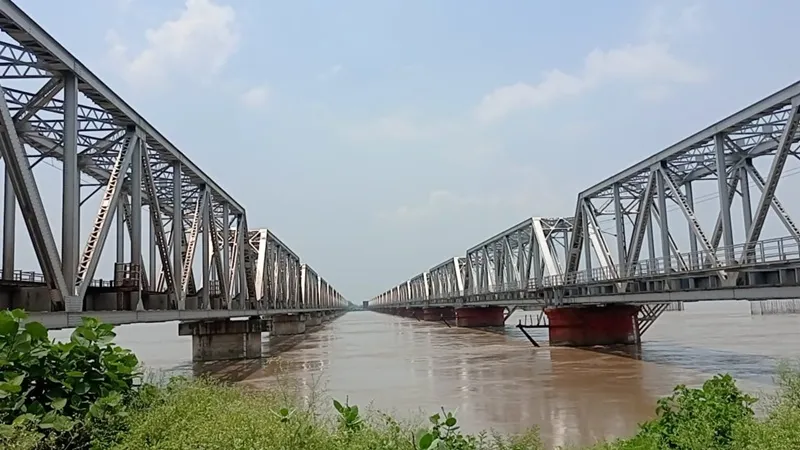 बहराइच : एल्गिन ब्रिज पर खतरे के निशान से दो सेंटीमीटर ऊपर पहुंची नदी