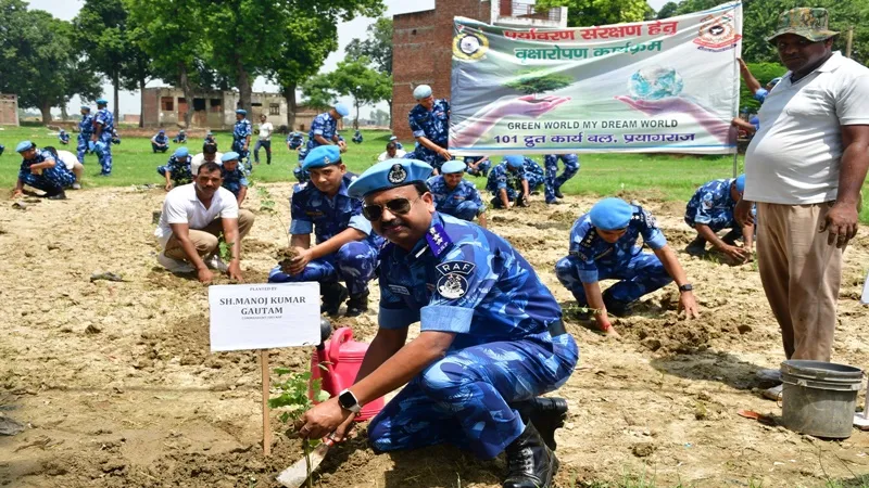 प्रयागराज : आरएएफ ने 2500 पौधे लगाकर लोगों को प्रयावरण का दिया संदेश