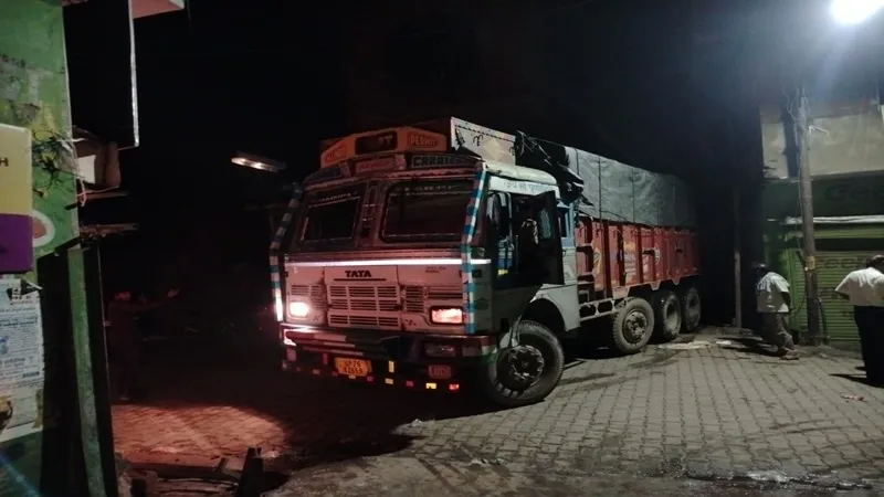 फर्रुखाबाद : सीओ सिटी ने छापेमारी कर चावल से लदा ट्रक पकड़ा, कोटे का होने की आंशंका