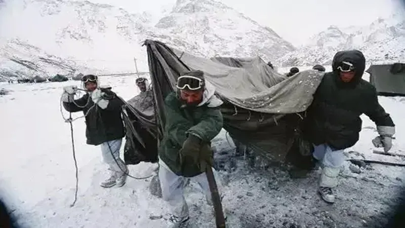 लखनऊ : सियाचिन में शहीद हुए कैप्टन अंशुमान सिंह, कई घायल