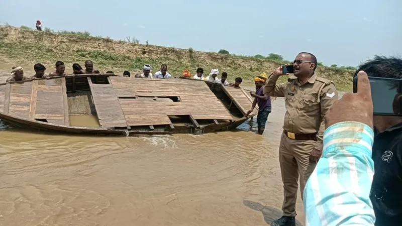 बहराइच : सरयू नदी में नाव पलटी, बाल बाल बचे 16 लोग