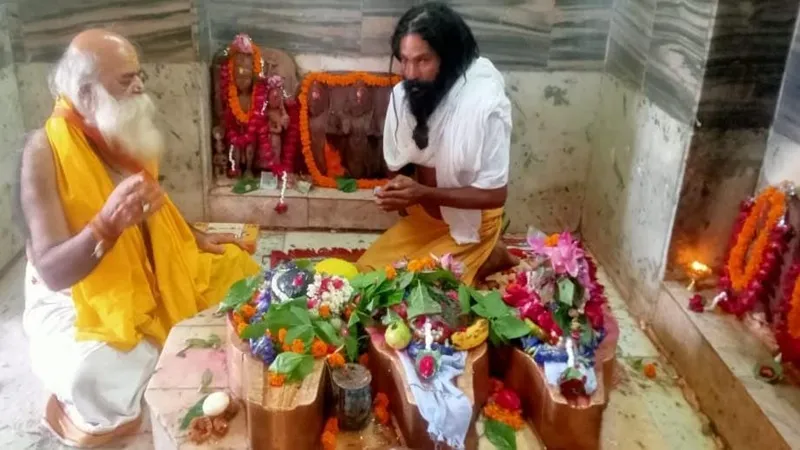 प्रयागराज : अयोध्या हनुमानगढ़ी के महंत धर्मदास महाराज की अनुपस्थिति में नागा सुखदेव महाराज ने किया रुद्राभिषेक