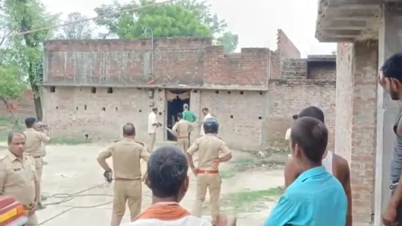 बहराइच : सिलेंडर लीकेज से मकान में लगी आग, हजारों का नुकसान