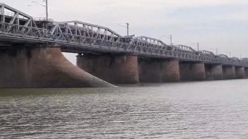 प्रयागराज में खतरे के निशान से 6 मीटर नीचे बह रही गंगा नदी, अलर्ट जारी