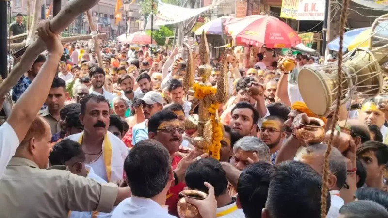 वाराणसी : काशी के 84 घाट और 12 कूपों के जल से किया देवाधिदेव का जलाभिषेक 