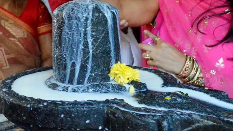सावन के सोमवार पर सीतापुर में भक्तों ने किया जलाभिषेक, मंदिरों में उमड़ी भीड़ 