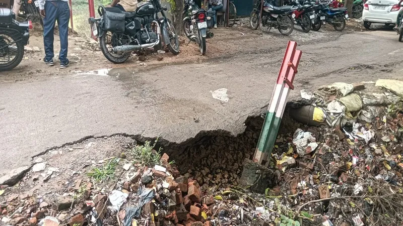 अयोध्या : डामर रोड के नीचे की मिट्टी बह जाने से सड़क के धंसने का खतरा