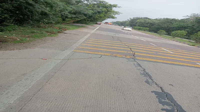 अयोध्या : अशरफपुर गंगरैला के निकट 20 फिट दरकी एनएच-27 हाईवे की सड़क