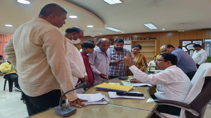 लखनऊ : साहब! घूस नहीं दी तो आवास निरस्त कर करा दिया कब्जा, महिला का बाबू पर आरोप