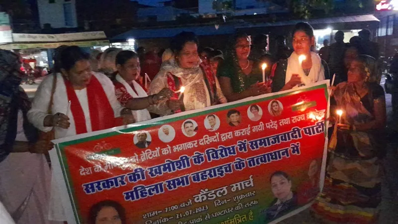 बहराइच : मणिपुर हिंसा के विरोध में सपाइयों ने निकाला कैंडल मार्च