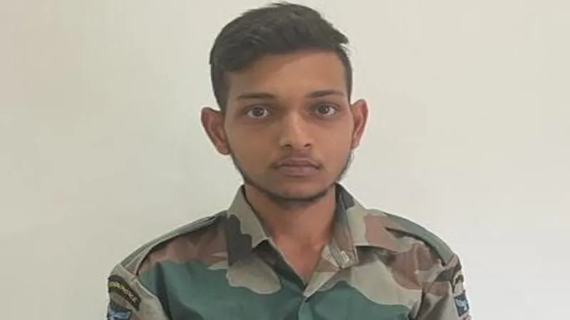 लखनऊ : वायु सेना के फर्जी अधिकारी को एसटीएफ ने धर दबोचा, सैकड़ों युवाओं को बना चुका है अपना निशाना