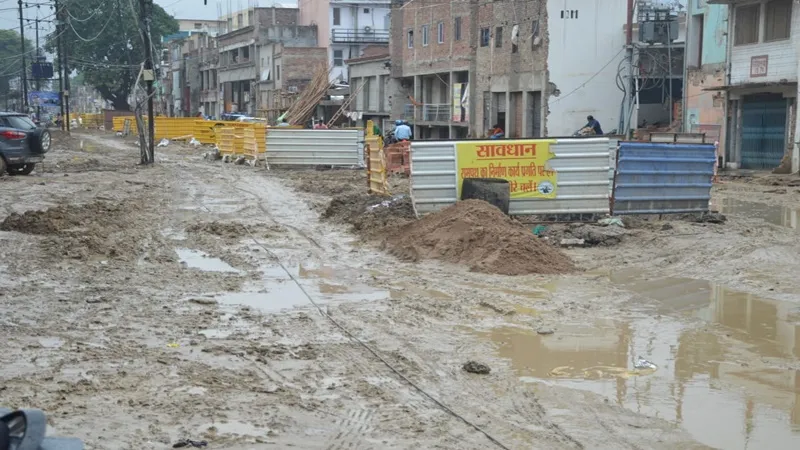 अयोध्या : महज 4 मिलीमीटर हुई बारिश से रामपथ पर पसरा कीचड़, जल निकासी भी अवरुद्ध