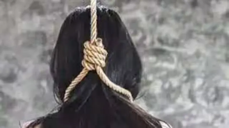 अलीगढ़ : बेटे को पड़ोसन के घर छोड़ खुद फंदे पर लटकी युवती