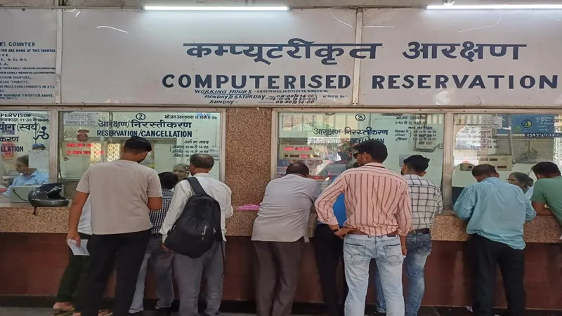 प्रयागराज : रेलवे ने अतिरिक्त बुकिंग काउंटर की शुरुआत कराई