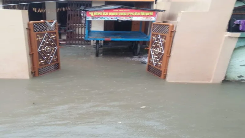 बहराइच: जिले में हुई मूसलाधार बारिश, घरों में भरा पानी, नगर पालिका परिषद के दावे हुए फेल