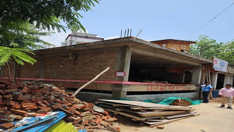 लखनऊ : रोक के बाद भी खोदा बेसमेंट, निर्माण सील