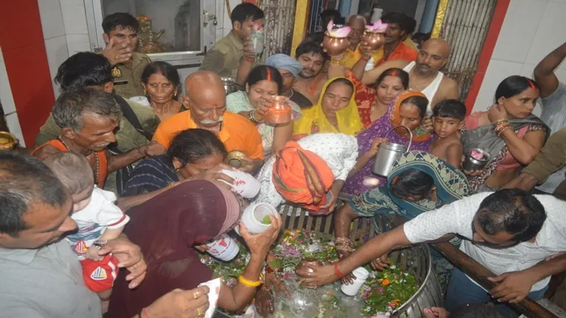अयोध्या: सावन के चौथे सोमवार को नागेश्वरनाथ मंदिर में जलाभिषेक को उमड़े श्रद्धालु