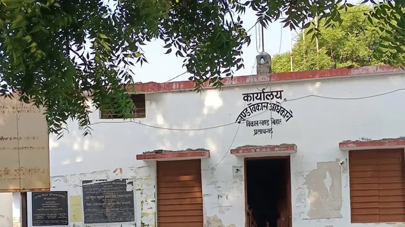 प्रतापगढ़ : बीडीओ बिहार कर्मचारियों का कर रहे आर्थिक और मानिसक शोषण, विरोध में कर्मचारी लामबंद