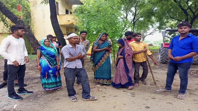 रायबरेली : फंदे पर लटका मिला नवविवाहिता का शव, परिजनों ने हत्या का लगाया आरोप 