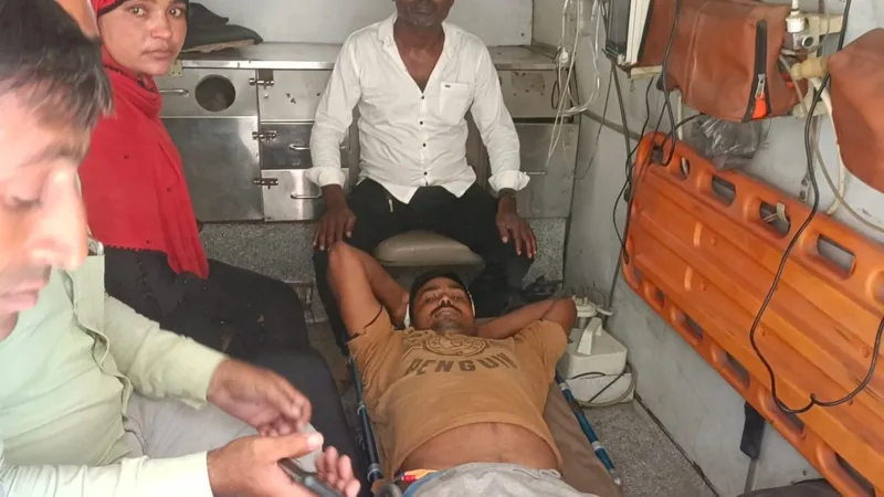 बहराइच में बिजली का तार जोड़ते समय संविदा कर्मी झुलसा, लखनऊ रेफर